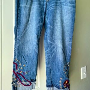 Embroidered cropped jeans